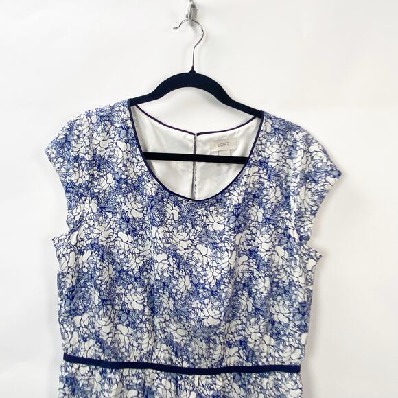 2/$30 2/$30 Ann Taylor LOFT 10 Womens Navy/White Sketched Floral Sheath Dress - Picture 4 of 9